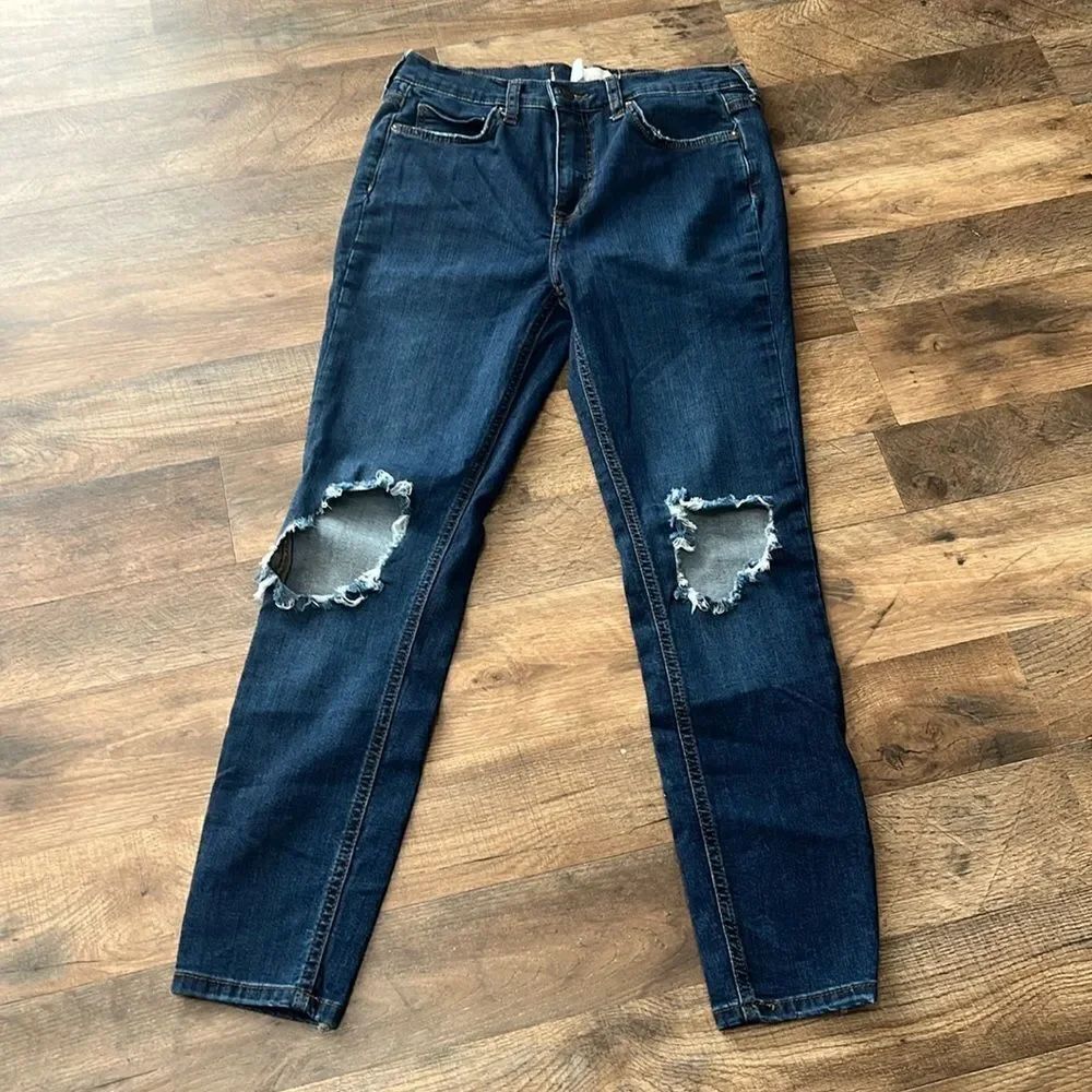 Free People skinny distressed jeans. Size 28R